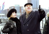 Der Dicke – Christina Ehrenberg (Gisela Schneeberger, links) hat ihren Ex-Mann Gregor (Dieter Pfaff) um ein Gespräch unter vier Augen gebeten. Sie treffen sich am Hamburger Hafen.