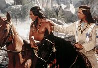 Unter Geiern – Winnetou (Pierre Brice, re.) mit seinem Freund, dem Schoschonen-Häuptling Wokadeh (Gojko Mitic).