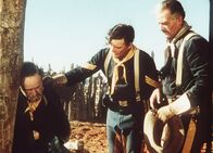 Der Teufelshauptmann – L-R: Pvt. John Smith / Rome Clay (Rudy Bowman), Sgt. Tyree (Ben Johnson), Capt. Nathan Cutting Brittles (John Wayne)