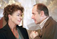 Alles Samba – Karrierefrau Katarina (Gudrun Landgrebe) und ihr charmanter Kollege Gerd (Ulrich Mühe).