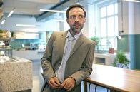 Die Heiland - Wir sind Anwalt – ARD DIE HEILAND - WIR SIND ANWALT, III. Staffel mit 13 neuen Folgen ab (02.11.21), immer dienstags um 20.15 Uhr im Ersten. Aleksandar Jovanovic spielt Rudi Illic