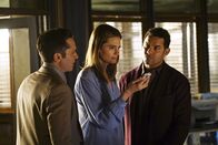 Castle – Nicht nur in der Luft finden Ermittlungen statt, auch zuhause versuchen Kevin (Seamus Dever, l.), Kate (Stana Katic, M.) und Esposito (Jon Huertas, r.) Castle bei der Suche nach dem Mörder zu unterstützen ...