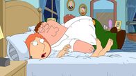 Family Guy – Lois (l.) ist mit ihrer Matratze nicht mehr zufrieden. Sie kauft eine neue und möchte sie sauber halten, was dazu führt, dass sie Peter (r.) den Sex verweigert. Probleme sind vorprogrammiert ...
