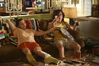 The Middle – Sue (Eden Sher, l.); Axl (Charlie McDermott, r.)