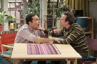 The Big Bang Theory – Wie erwartet endet Sheldons (Jim Parsons, l.) "Test-Brunch" in einem peinlichen Desaster. Zahlreiche Drinks scheinen zumindest die Stimmung vom Gastgeber und von Gast Stuart (Kevin Sussman, r.) aufzulockern ...