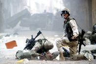 Black Hawk Down – Den US-Truppen droht ein grauenvolles Desaster: Sergeant Matt Eversman (Josh Hartnett, r.) und der verletzte Todd Blackburn (Orlando Bloom, liegend) ...