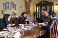 The Big Sick – Kumail (Kumail Nanjiani, re.) verschweigt seiner Mutter Fatima (Shenaz Treasury) und seinem Vater Azmat (Anupam Kher), dass er eine Freundin hat. Nur sein Bruder Naveed (Adeel Akhtar, 2. v. li.) ist eingeweiht.