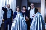 Rentnercops – Reinhard Bielefelder (Bill Mockridge, l.), Vicky Adam (Katja Danowski, 2.v.l.), Hui Ko (Aaron Le, 2.v.r.) und Klaus Schmitz (Hartmut Volle, r.) erschrecken sich vor den Statuen.