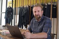 Re: – Bego Demir kam als 15-Jähriger nach Istanbul und fing dort an, in einer Textilfabrik zu arbeiten. Die Jeans wurden mittels Sandstrahlmethode bearbeitet. Doch die Schutzvorkehrungen waren dürftig: Demir verlor die Hälfte seiner Lunge.