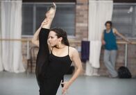 Dance Academy – Abigail (Dena Kaplan) arbeitet hart an ihrer Ausbildung. Sie gibt mal wieder alles und bekommt dafür auch Lob.