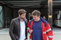 SOKO Stuttgart – Jo Stoll (Peter Ketnath, l.) unterbricht Alexander Kohlmetz (Till Florian Beyerbach, r.) beim Erste-Hilfe-Kurs. Er konfrontiert ihn mit den gefundenen DNA-Spuren auf der Jacke des Opfers, die eindeutig von ihm stammen.