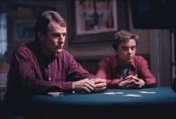 Malcolm mittendrin – Hal (Bryan Cranston, l.) und Malcolm (Frankie Muniz, r.) sehen beim Pokern ziemlich alt aus.