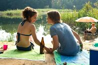 Pampa Blues – Lena (Paula Beer) flirtet mit Ben (Sven Gielnik).