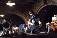 Batman Begins – Seine Waffen sind sein Verstand, einige kleine imposante Hightech-Waffen und das frisch kreierte Fledermauskostüm: Bruce Wayne (Christian Bale) ...