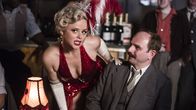 Father Brown – Fifi Caviara (Emily Atack), die Mitarbeiterin in dem Burlesque-Club in Kembleford, heißt Inspector Mallory (Jack Deam) willkommen. Der Polizist genießt den Anblick der attraktiven Frauen, obwohl er gleichzeitig hofft, nicht in diesem Etablissement entdeckt zu werden.