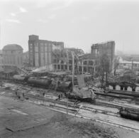 Die schwersten Unglücke der DDR – Oft war die marode DDR-Wirtschaft Grund für ein Unglück. So im Februar 1979, als explosive Dämpfe einer heruntergekommenen Chemie-Anlage im Ölwerk Riesa zur Explosion führten. 11 Tote und 51 teilweise schwer Verletzte waren die Folge.