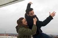 Rote Rosen – Franzi (Sofie Junker, l.) rettet David (Arne Rudolf, r.) vor dem Absturz.