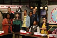 Community – Annies (Alison Brie, 3.v.l.) asiatische Doppelgängerin Annie Kim (Irene Choi, r.) hat ihre Idee zu einer Planspiel-UN geklaut, aber zum Glück steht die Studiengruppe geschlossen hinter ihr ...
