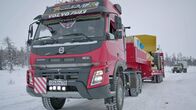 Megatransporte – Vor jeder Steigung muss die Planierraupe abgeladen werden und die Anhöhe selbst meistern. Ihr Gewicht würde den Lastwagen auf der glatten Piste unweigerlich nach unten ziehen.