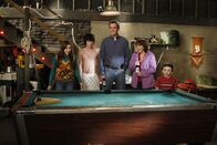 The Middle – Mit ihrem neuen Billardtisch werden Sue (Eden Sher, l.), Axl (Charlie McDermott, 2.v.l.), Mike (Neil Flynn, M.), Frankie (Patricia Heaton, 2.v.r.) und Brick (Atticus Shaffer, r.) bestimmt zur coolsten Familie des Viertels ...