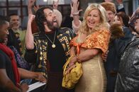 2 Broke Girls – Sind auf jeder Feier zu finden: Oleg (Jonathan Kite, l.) und Sophie (Jennifer Coolidge, r.) ...