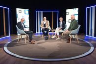 Standpunkte – Moderator Stefan Nägeli; Jürg Schmid, Präsident Graubünden Ferien; Claudia Züllig-Landolt, Gastgeberin Hotel Schweizerhof; Roger Meier, Geschäftsführer Sportbahnen Atzmännig AG.