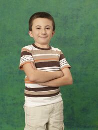 The Middle – (2. Staffel) - Mit anderen Menschen hat es Brick (Atticus Shaffer) nicht so wirklich, dafür mag er Bücher umso mehr ...