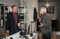 Rote Rosen – ARD ROTE ROSEN, Folge 196210 Uhr im Ersten. Thomas (Gerry Hungbauer, r.) versucht Sebastian (Klaus Zmorek, l.) zu überzeugen, dass die Absage des Vorstellungsgesprächs in Texas ein Fehler wäre.