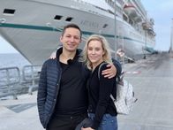 Verrückt nach Meer – Visby in Gotland in Schweden. Passagiere Rebecca Dörner und Robert Falk vor der Grand Lady.
