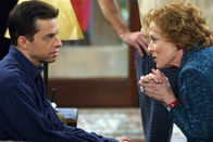 Two and a Half Men – Um Alan (Jon Cryer, l.) von einer Dummheit zu bewahren, redet Evelyn (Holland Taylor , r.) ihren Sohn ins Gewissen ...