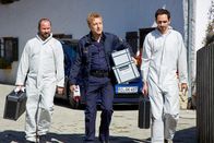 Die Rosenheim-Cops – Mit Hilfe von zwei Kollegen der KTU (Komparsen) beginnt Polizeihauptmeister Mohr (Max Müller, M.), den Tatort zu sichern.