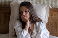 Velvet – Isabel (Angela Molina) fühlt sich im Haus ihres Sohnes Alberto gut aufgenommen.