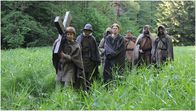 Die Pilgerin – Tilla (Josefine Preuß, vorn) trägt an der Spitze der Pilgergruppe das Büßerkreuz. Nach ihr kommen (v.l.n.r.) Sepp (Tomas Lemarquis), Vater Thomas (Ernst Stötzner, verdeckt), Hermann (Jiri Roskot), Dieter (Sven Pippig), Ambros (Roeland Wiesnekker) und Manfred (Carlo Ljubek). in Verbindung mit der Sendung bei Nennung ZDF/Jirí Hanzl