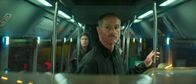 Paris has fallen – Pearce (Sean Harris) will Beatrice in einem Linienbus treffen. Seine Komplizin Freja (Ana Ularu) begleitet ihn.