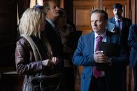 Unter Kontrolle – Der französische Präsident (Laurent Stocker) ist von Marie (Léa Drucker) genervt. Die möchte nicht davon ablassen, die fünf Geiseln im Niger doch noch zu retten.