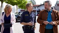 Die Rosenheim-Cops – Polizeihauptmeister Mohr (Max Müller, M.) informiert die Kommissare Danner (Katharina Abt, l.) und Stadler (Dieter Fischer, r.) über erste Erkenntnisse zum Mordopfer.