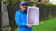 Signes – Signes Genf in Gebärdensprache entdecken Guide Giovanni Palama leitet eine Stadtführung –gerade befinden sie sich bei Isaac-Étienne Chomels Grab. Copyright: SRF/RTS