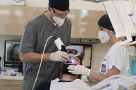P.M. Wissen – Mit dem „Intraoral-Scan“ wird ein digitaler Gebissabdruck erstellt. Ein Zahnscanner macht mit einer Spezialkamera zahlreiche Fotos des Mundinnenraums aus verschiedenen Winkeln. Daraus wird ein 3D-Modell berechnet.