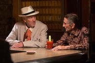 Lucky – Die Bar ist Luckys (Harry Dean Stanton, rechts) zweites Zuhause. Howard (David Lynch) erzählt ihm gerade vom Verschwinden seiner Riesenschildkröte namens „Präsident Roosevelt“.