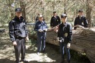 Navy CIS – Als ein Navy-Offizier im Ruhestand ermordet wird, beginnen Gibbs (Mark Harmon, l.), Ducky (David McCallum, 3.v.l.), Jimmy (Brian Dietzen, 2.v.l.), DiNozzo (Michael Weatherly, 3.v.r.), McGee (Sean Murray, r.) und Bishop (Emily Wickersham, 2.v.r.) mit den Ermittlungen und erfahren dabei ein Geheimnis von Ducky ...