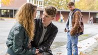 Der Lehrer – Stefan Vollmer (Hendrik Duryn) hofft, dass Antonia (Nathalie Hahnen) und Nick (Til Schindler) sich versöhnen.