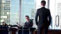 Suits – Harvey Specter (Gabriel Macht, l.) gilt als einer der besten Anwälte New Yorks – selbstbewusst, erfolgreich und skrupellos. Doch sein neu eingestellter Assistent Mike Ross (Patrick J. Adams, r.) bringt das geordnete Machtgefüge der Kanzlei gehörig durcheinander.
