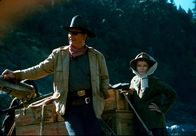 Mit Dynamit und frommen Sprüchen – Eula (Katharine Hepburn) hat sich Rooster (John Wayne) bei der Jagd auf Hawk (nicht im Bild) angeschlossen.