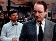 Die Waltons – Stanley Perkins (William Schallert, r.) ist noch einmal in das Geschäft der Godseys gekommen, um sich auch von Ike (Joe Conley, l.) zu verabschieden.