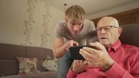 37°: Verbündete im Leben - Großeltern und Enkel – Opa Hans-Joachim, alias "Propa" (r.), ist YouTube-Star mit mehr als 300.000 Abonnenten. Sein Enkel Niklas (l.) unterstützt ihn.