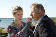 Der Rekordbeobachter – Fürsorglich kümmert Fanny (Ann-Kathrin Kramer) sich um den leicht verletzten Marvin (Axel Milberg).