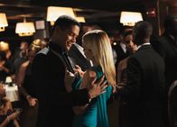 Chicago Fire – Chicago Fire Der Neue - Rhymes with Shout Staffel 2, Episode 8 Ein schöner Abend: Charlie Barnett als Peter Mills, Mena Suvari als Isabelle