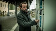 Stralsund – Der Killer Anton Robak (Lucas Gregorowicz) versteckt belastendes Material in einem Schließfach am Bahnhof.
