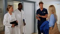 Rote Rosen – Britta (Jelena Mitschke), Hendrik (Jerry Kwarteng), Klaas (Sebastian Deyle) und Jördis wollen sich dem Problem nicht krankenversicherter Menschen annehmen.