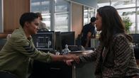The Rookie – Detective Angela Lopez (Alyssa Diaz, r.) entschuldigt sich bei Detective Nyla Harper (Mekia Cox, l.) für ihr Fehlverhalten und gesteht dabei, dass sie von Angst erfüllt ist.